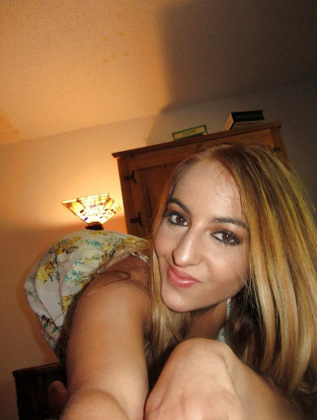 Petite Arab hottie fingers her pussy