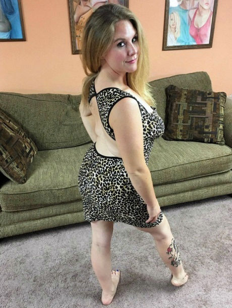 Curvy cutie Dani Arcadia is getting her tight twat stuffed